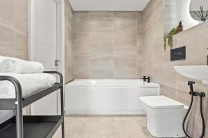 Vannituba majutusasutuses Central Leeds Penthouse 2Bed 2Bath Arena