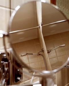 Un espejo en un baño con azulejos. en Omar Khayyam Hotel, en Bukhara 41 fotos más