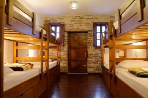 Stone City Hostel tesisinde bir ranza yatağı veya ranza yatakları