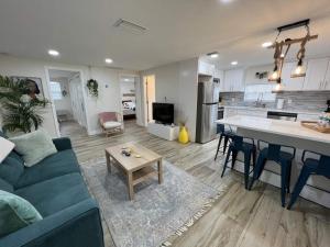 a living room and kitchen with a couch and a table at Stylish Chic King Bed Ybor Dt in Tampa