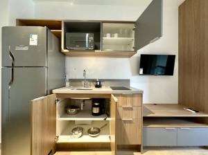 Una pequeña cocina con nevera y fregadero. en Campo Belo Brand New Studio, en São Paulo 2 fotos más