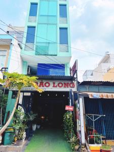 a building with a no long sign in front of it at Khách Sạn Bảo Long in Ho Chi Minh City