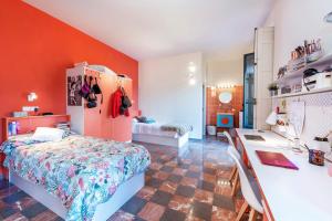 a bedroom with a bed and a desk in a room at LoopINN Granada in Granada +56 photos