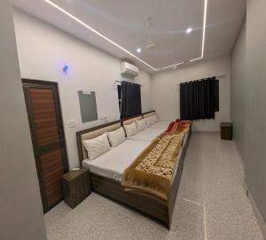 Voodi või voodid majutusasutuse Rajeshwar Bhawan toas +26 fotot