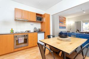 une cuisine et une salle à manger avec une table et des chaises dans l'établissement 404 Big Beautiful One Bed & Balcony, à Perth