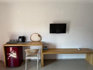 een kamer met een tafel en een bureau met een televisie bij Skiathos Bliss Villa in Skiathos-stad