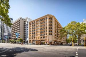 un grand bâtiment dans une rue de la ville avec une rue dans l'établissement 404 Big Beautiful One Bed & Balcony, à Perth
