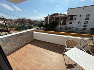 een balkon met een tafel en stoelen op een gebouw bij Skiathos Bliss Villa in Skiathos-stad