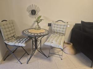 a table and two chairs and a table and a mirror at יחידת נופש ריף in Eilat