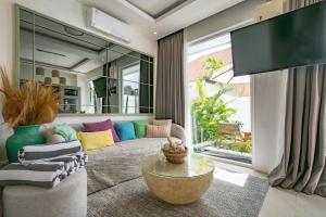 un salon avec un canapé et une table dans l'établissement Casa Medjango Canggu, à Canggu
