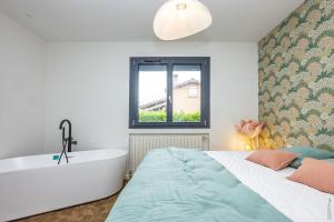 Giường trong phòng chung tại La Villa des Mûriers - Jardin - Lavaur