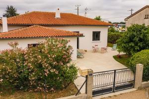 Tòa nhà nơi biệt thự tọa lạc