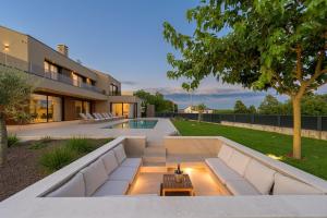 Un patio trasero con piscina y una casa. en Villa D&L Kringa by Istrialux, en Kringa