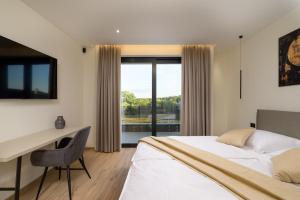 Un dormitorio con una cama y un escritorio y una ventana. en Villa D&L Kringa by Istrialux, en Kringa 51 fotos más