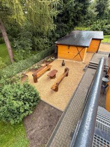 eine Draufsicht auf einen Park mit Bänken und einem Gebäude in der Unterkunft Gnapówka in Zawoja