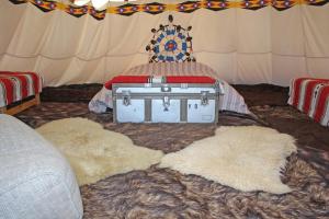 Ένα ή περισσότερα κρεβάτια σε δωμάτιο στο Big Sky Tipi Holidays +17 φωτογραφίες