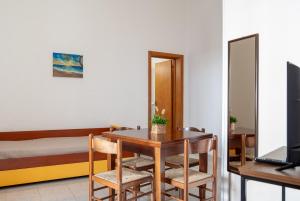 a dining room with a table and chairs and a bed at B&B Masseria Donna Carlotta in Serrano