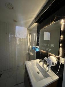 Bilik mandi di SuperStay Sefaköy Otel +33 gambar
