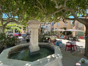 Κήπος έξω από το Maison de Vacances Provençale " Les Volets Vert "