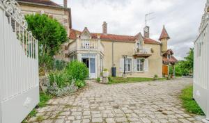 an old house with a cobblestone street in front at La gentilhommiere in Villemorien