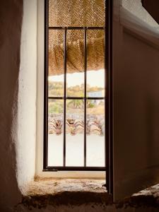 an open door with a view of a window at Casa Tohca Setenil in Setenil