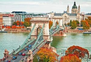 ブダペストにあるCentral Spot Budapestの車を架けた川橋