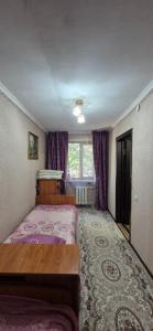 Ένα ή περισσότερα κρεβάτια σε δωμάτιο στο 2 х комнатная квартира