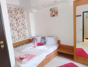 a small bedroom with two beds with dolls on them at Samaya in Eforie Nord +10 photos