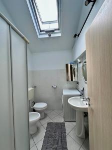 Bilik mandi di OMA Apartment Pavia