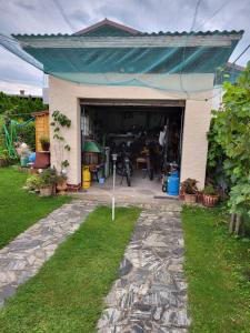 Κήπος έξω από το Peaceful 4-room house in Maribor - bike-friendly