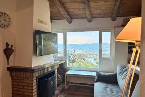 Nespecifikovaný výhled na hory nebo výhled na hory při pohledu z prázdninového domu