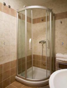 una doccia con una porta in vetro in un bagno di APTOS SOLAINA O PINDO a O Pindo Altre 67 foto