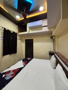 Postel nebo postele na pokoji v ubytování Hotel Om sai + 4 fotografie