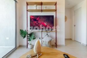 Una sala de estar con un cuadro en la pared. en Bold Apartment 10 Min From Shopping Mcal Lopez, en Asunción