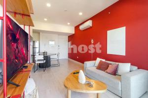 una sala de estar con un sofá y una mesa en Bold Apartment 10 Min From Shopping Mcal Lopez, en Asunción