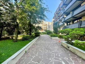 een loopbrug in een park naast een gebouw bij Tour Eiffel Francois Gerard in Parijs
