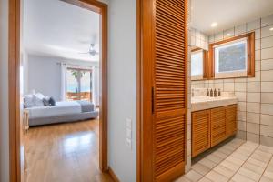 a bathroom with a sink and a bedroom with a bed at Villa Artisti Marathon in Marathón