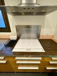 een keuken met een aanrecht met een fornuis bij Tour Eiffel Francois Gerard in Parijs