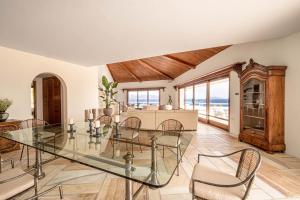 a dining room with a glass table and chairs at Villa Artisti Marathon in Marathón