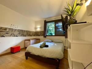 een slaapkamer met een bed en een raam bij Tour Eiffel Francois Gerard in Parijs