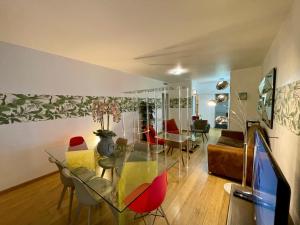 een woonkamer met een glazen tafel en stoelen bij Tour Eiffel Francois Gerard in Parijs