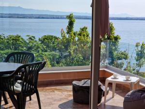 a room with a view of the water at Casa Luma in Poljana
