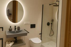 Ένα μπάνιο στο Mosquera Palace MSuites