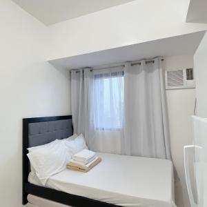 Postel nebo postele na pokoji v ubytování Studio Unit at Grand Riviera Suites in front of US Embassy