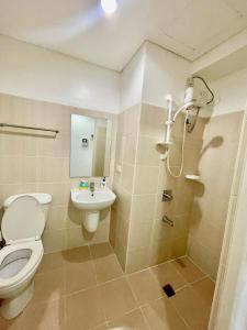 Koupelna v ubytování Studio Unit at Grand Riviera Suites in front of US Embassy