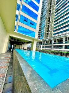 Bazén v ubytování Studio Unit at Grand Riviera Suites in front of US Embassy nebo v jeho okolí