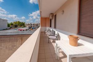 una fila de mesas y sillas en un balcón en Dimora Green, en Lecce