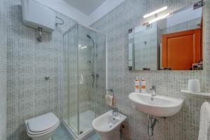 Un baño con inodoro, lavabo y ducha. en Dimora Green, en Lecce 19 fotos más