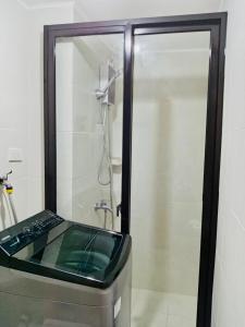 ドゥマゲテにあるNorman Condominium Unit Rental Sea Viewの浴室のガラス扉付きシャワー