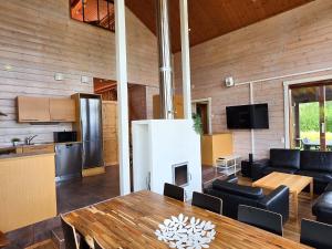 Il comprend une cuisine et un salon avec une table. dans l'établissement Villa Lumikki 1 - 8 henkilölle, Luoteis-Himos Ski-inout, à Jämsä 16 autres photos